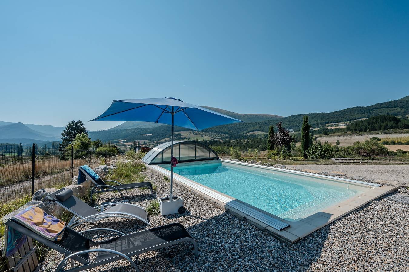 Appartement entier, Appartement avec terrasse privative et piscine in Mévouillon, Région de nyons