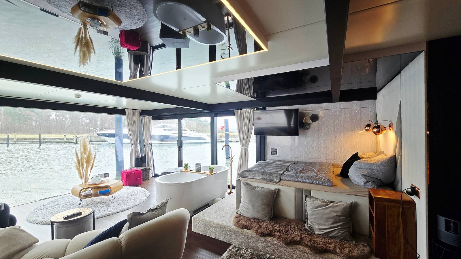 Hausboot 'Hafensuite Rügen' mit Wlan in Nationalpark Jasmund