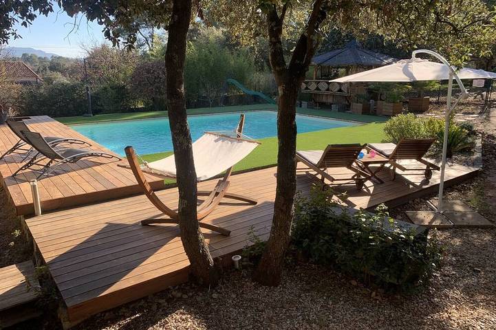 Chalet pour 2 personnes, avec piscine ainsi que balcon et jardin