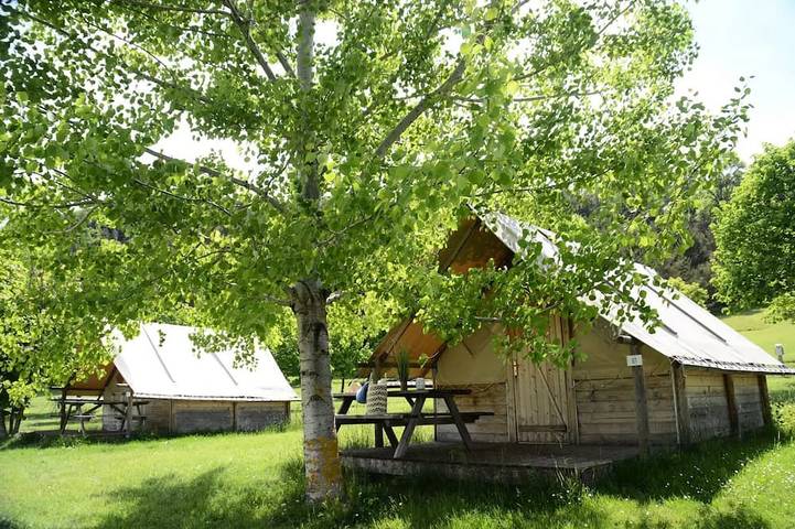 Gîte pour 4 personnes, avec terrasse et piscine, animaux acceptés