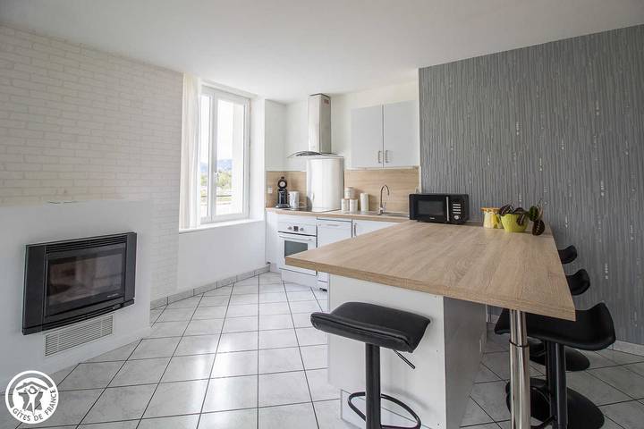 Gîte pour 2 personnes, avec terrasse à Saint-Sauves-d'Auvergne - 2