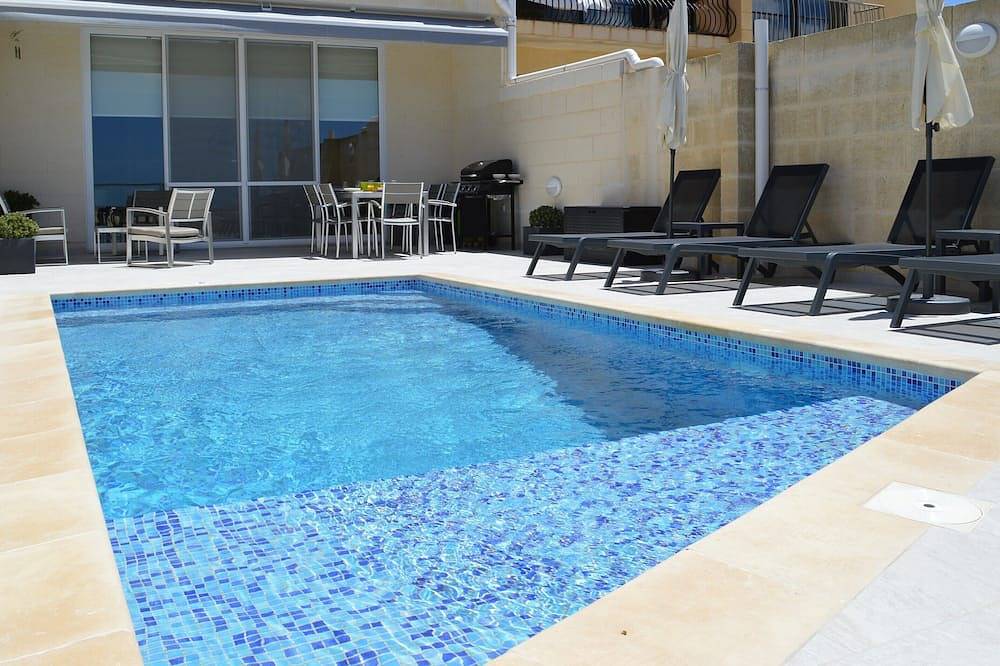 Hel lägenhet, Highly finished Ground/floor maisonette with private pool and country /sea view in Qala, Gozo