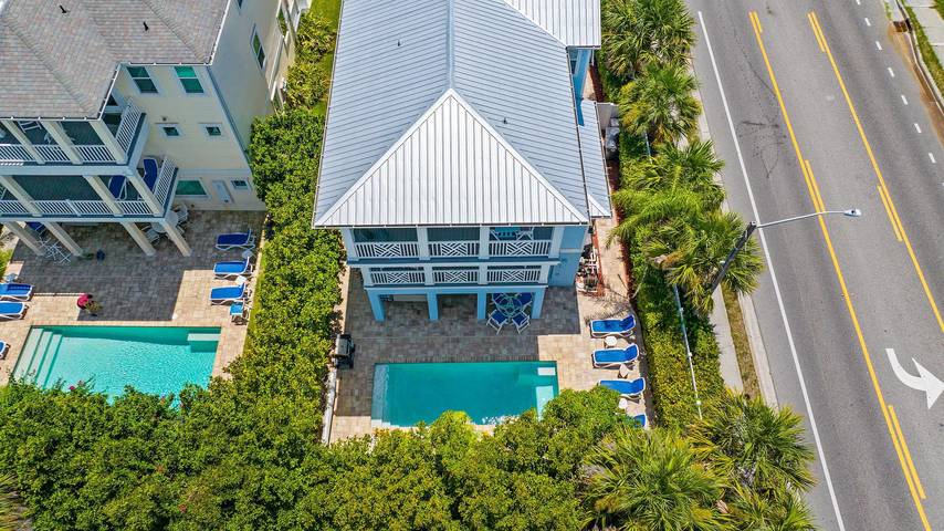 Vacation rental for 13 people, with yard and balcony, kid friendly in St. Augustine Beach