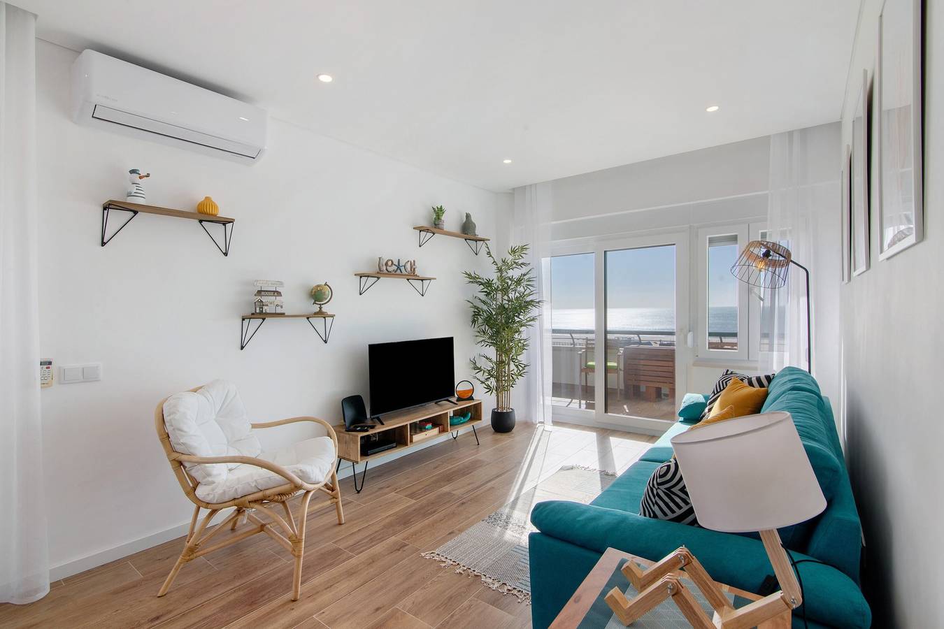 Apartamento inteiro, Apartamento 'Varanda Do Sol' com vista para o mar, Wi-Fi e ar condicionado in Praia de Monte Gordo, Monte Gordo