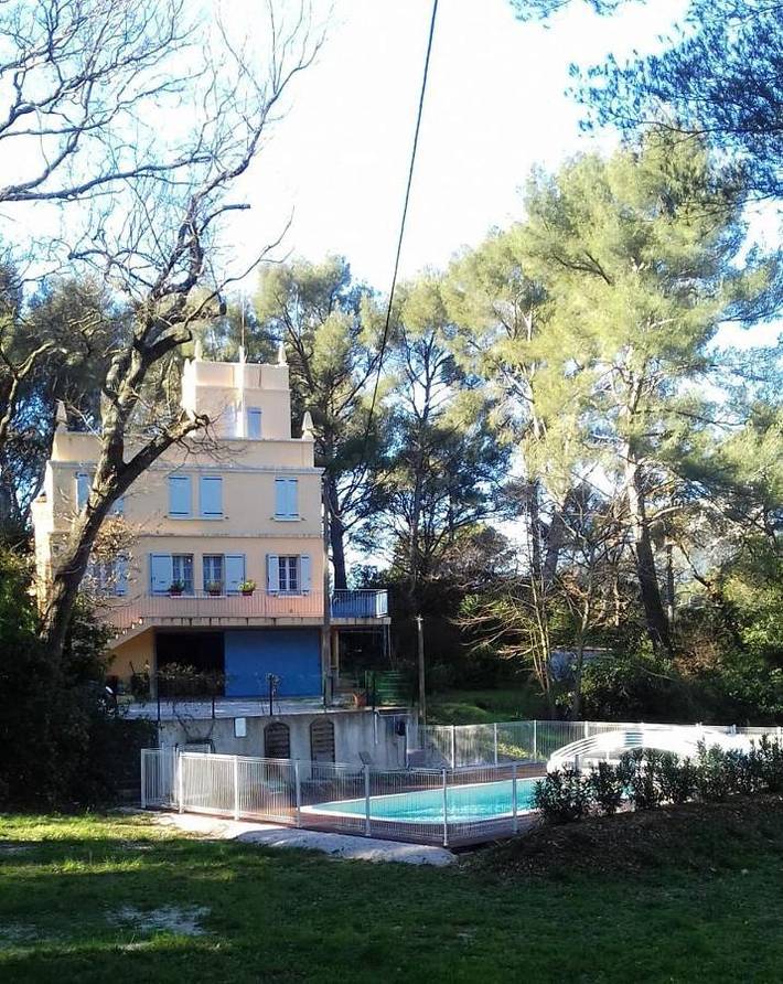 Location de vacances pour 8 personnes, avec piscine ainsi que jardin et terrasse à Le Revest-les-Eaux