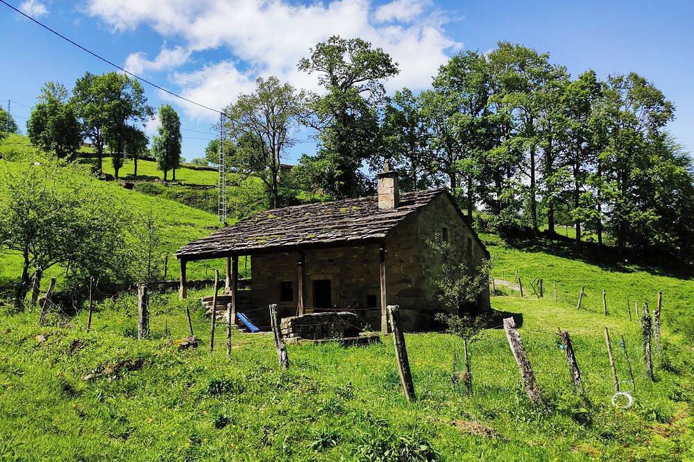 Cabaña Pasiega, La Reina del Paraíso in La Pedrosa, San Roque de Riomiera