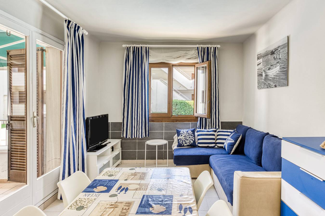 Apartamento entero, Apartamento 'Fondo' con vistas a la montaña, piscina compartida y aire acondicionado in Cala Montgo, La Escala