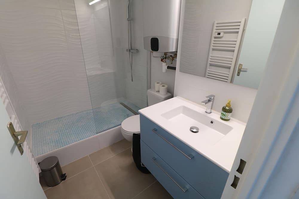 Entire apartment, Studio facing the sea Panoramic view. Direct access to the beach in Cannes La Bocca, Cannes