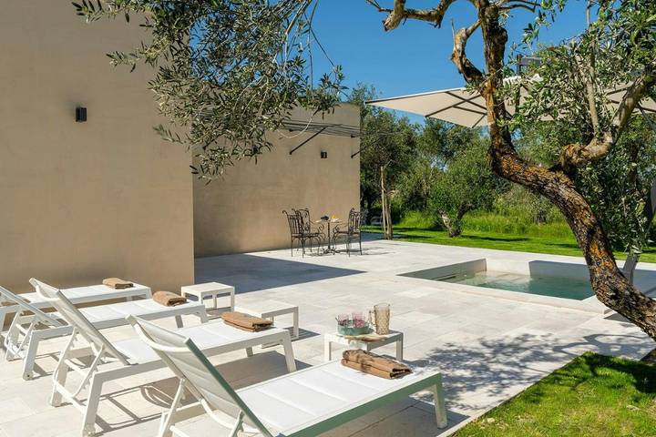 Casa vacanza per 24 persone, con terrazza e piscina nonché giardino a Novoli