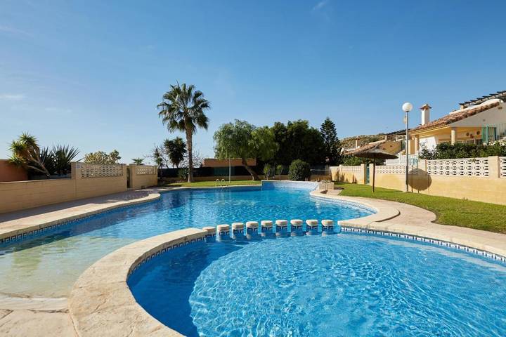 Casa rural para 8 personas, con Balcón y Terraza además de Jardín y Piscina para niños en Muchamiel
