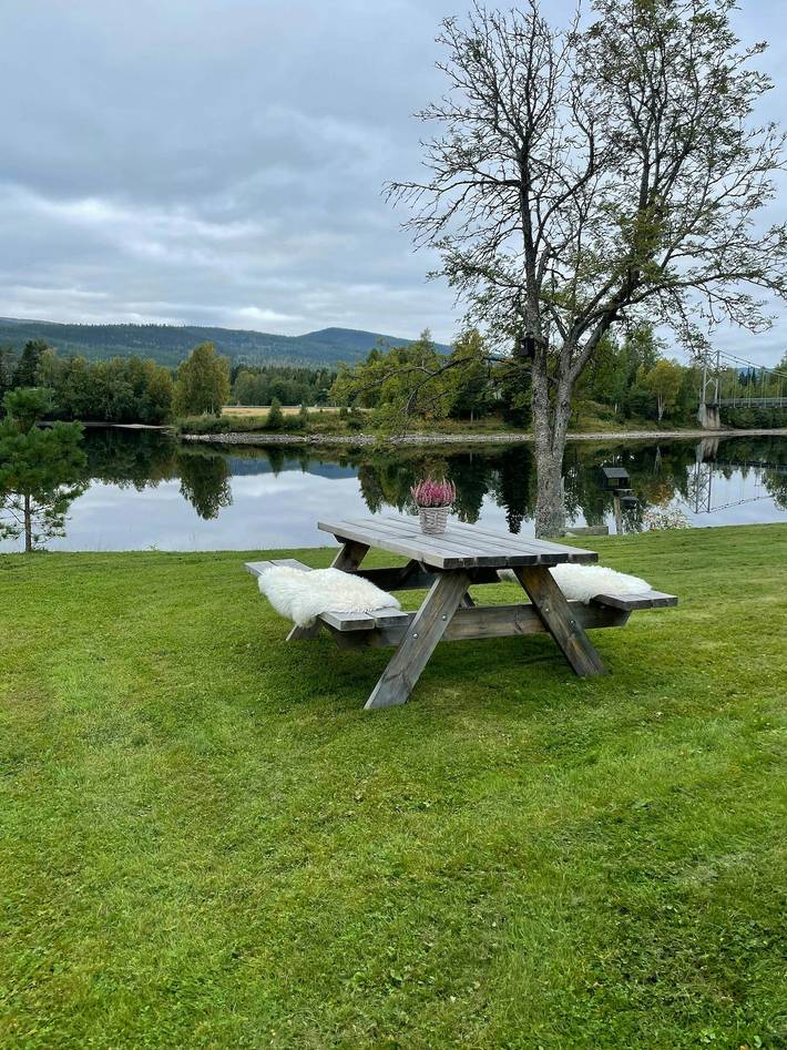 Modernes Haus mit Blick auf den Fluss in der Nähe von Opphus in Stor-Elvdal