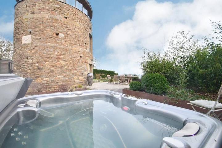 Gîte pour 2 personnes, avec vue et terrasse à Langrolay-sur-Rance