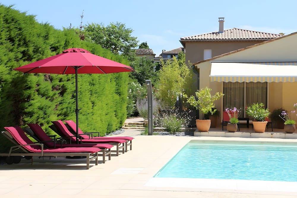 Holiday Home 'Maison Les Hirondelles' with Shared Pool, Wi-Fi and Air Conditioning in Mirabel-aux-Baronnies, Nyons region