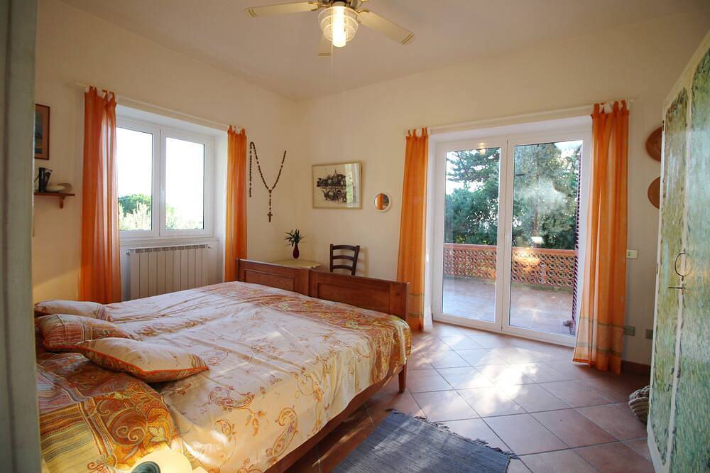 Villa am Hang, Rundum-und Dachterrasse in einem Olivengarten mit Blick aufs Meer in Terracina, Pontinische Ebene