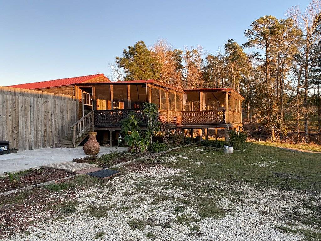 Rustic one bedroom cabin on South Toledo Bend. Pets welcome. in Toledo Bend Reservoir