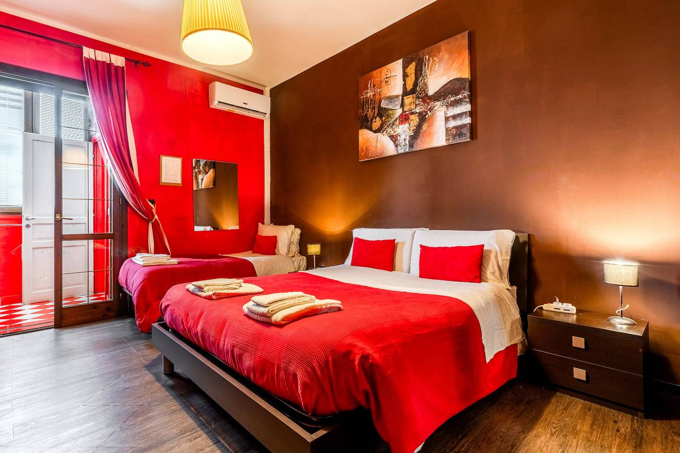 Camera 'Bnb Sottosopra - Camera Rossa' con vista mare, Wi-Fi e aria condizionata in Gallipoli, Golfo di Taranto