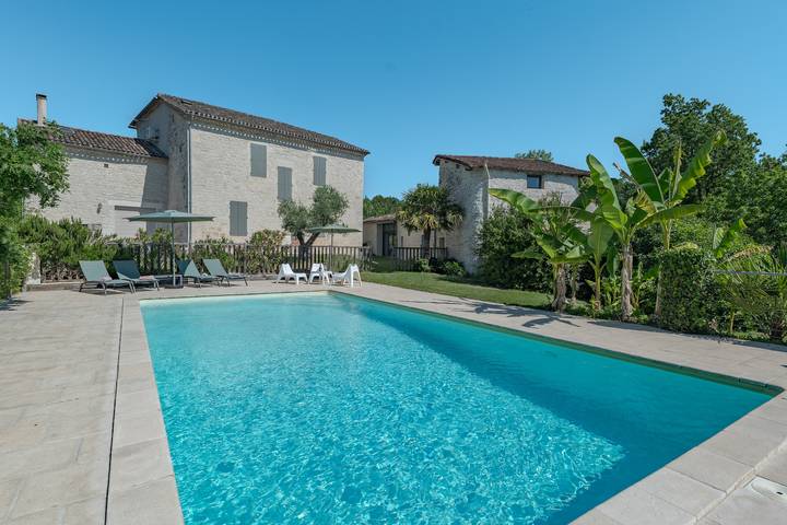 Gîte pour 12 personnes, avec Piscine dans Castelnau-Montratier-Sainte-Alauzie