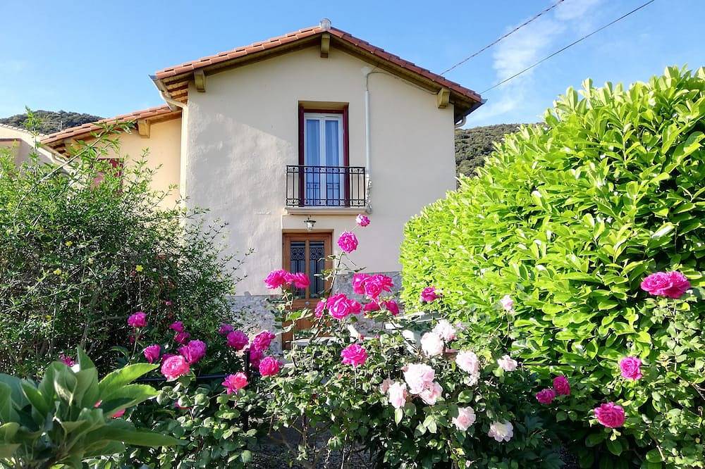 Auf den Höhen von Ceret Haus in einem grünen und schönen Sicht in Céret, Mittelmeerküste (Frankreich)