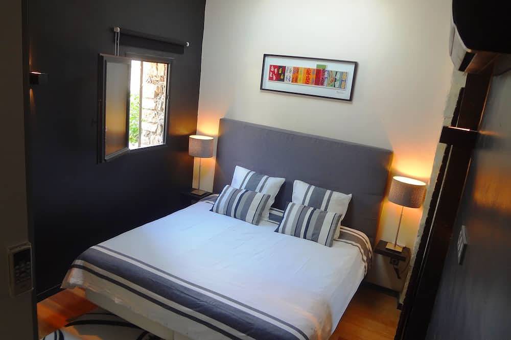 Apartamento entero, 100% Uzès! 70m² aire ac., pisc. 10X5m, terraza, 2 dormitorios, jardín 1 ha, Wifi in Uzès, Region de Nimes