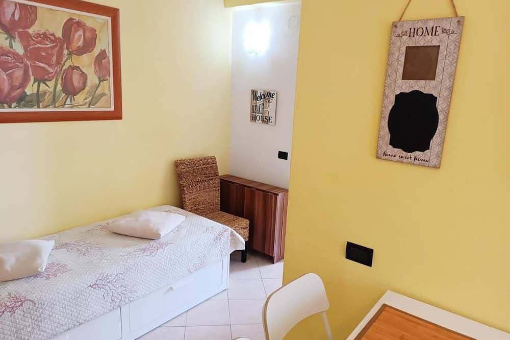 Entire apartment, Raffaello Beach Apartment Savona, 50 m from the sea, Wifi, Ac, equipped kitchen in Savona (City), Savona