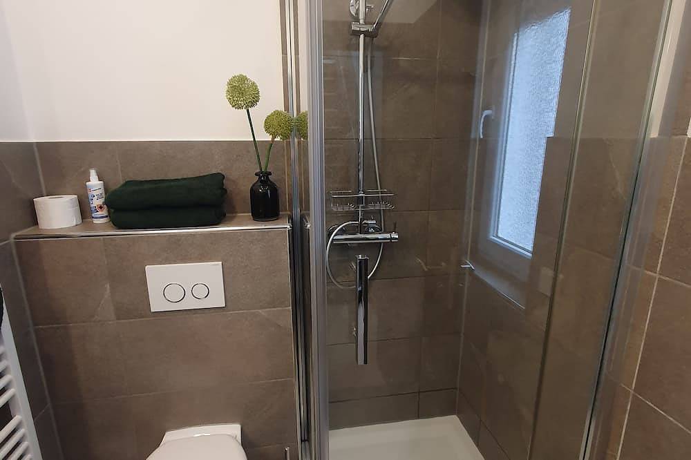 Geheel appartement, Chic top floor apartment with parking space in Mülheim Köln, Keulen