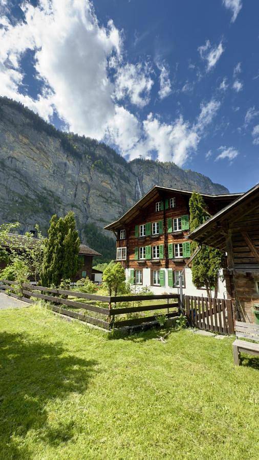 Hütte für 5 Personen, mit Terrasse und Garten sowie Ausblick in Mürren