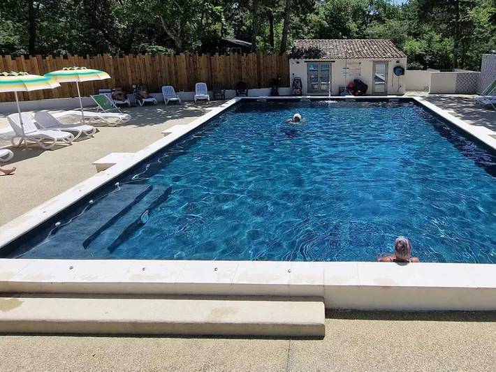 Flower Camping Les Rives De L'Aygues - Tente en toile et en bois 5 personnes - Cabane Lodge Bois sur pilotis Confort 27 m² - 2 chambres - Terrasse bois couverte - Zone ombragée in Tulette, Région de nyons