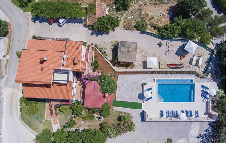 Ganze Ferienwohnung, Gemütliches Apartment mit Pool und Terrasse, 1,5 km zum Strand in Raša, Ostküste Istrien