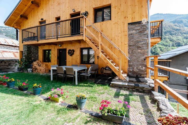 Gîte pour 11 personnes, avec jardin, adapté aux familles dans Les Trois Vallées - 2