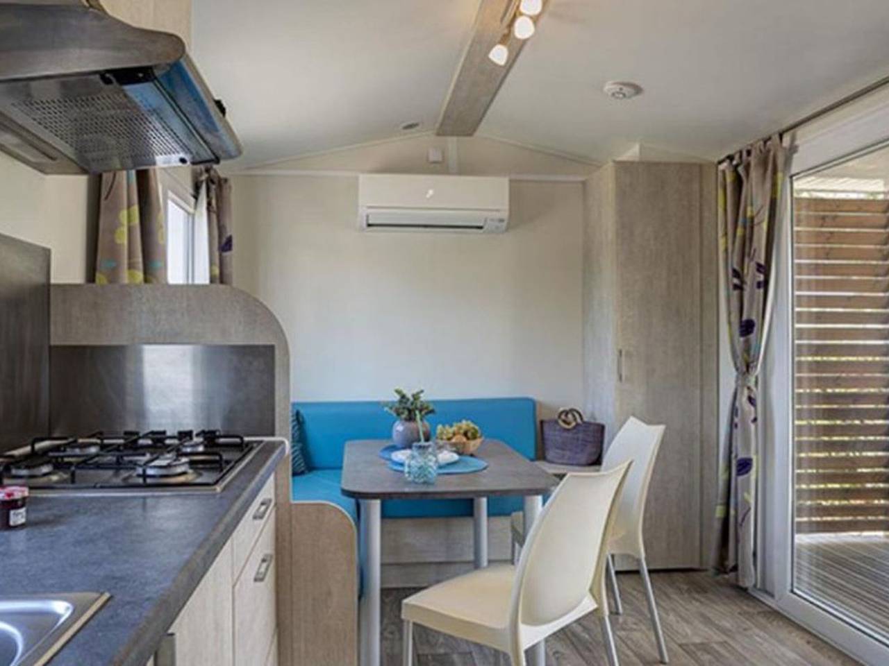 Cozy mobile home with terrace, for 4 guests in Sant Pere Pescador, Upper Empordà