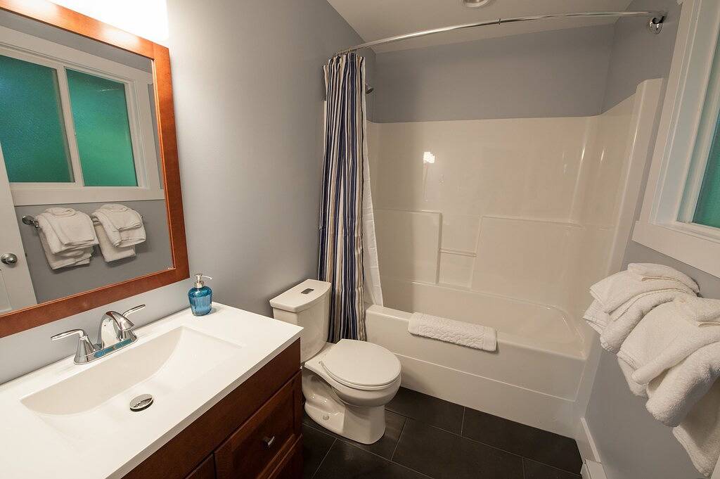 Downtown Cypre Suite - Neu renovierte, geräumige 3-Zimmer-Einheit in Tofino, Alberni-Clayoquot Regional District