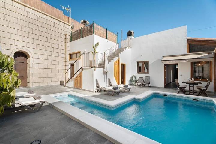 Casa de vacaciones para 6 personas, con vistas además de jardín y piscina - 1