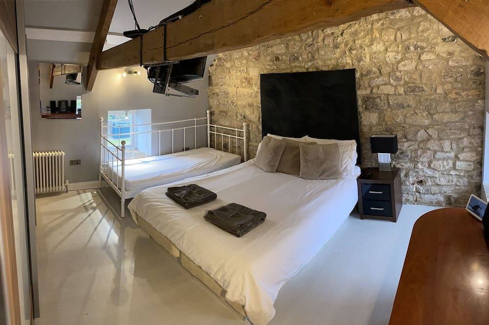5* Barn Conversion c/w hot tub, sauna, games room, 1/4 acre enclosed games in Northumberland