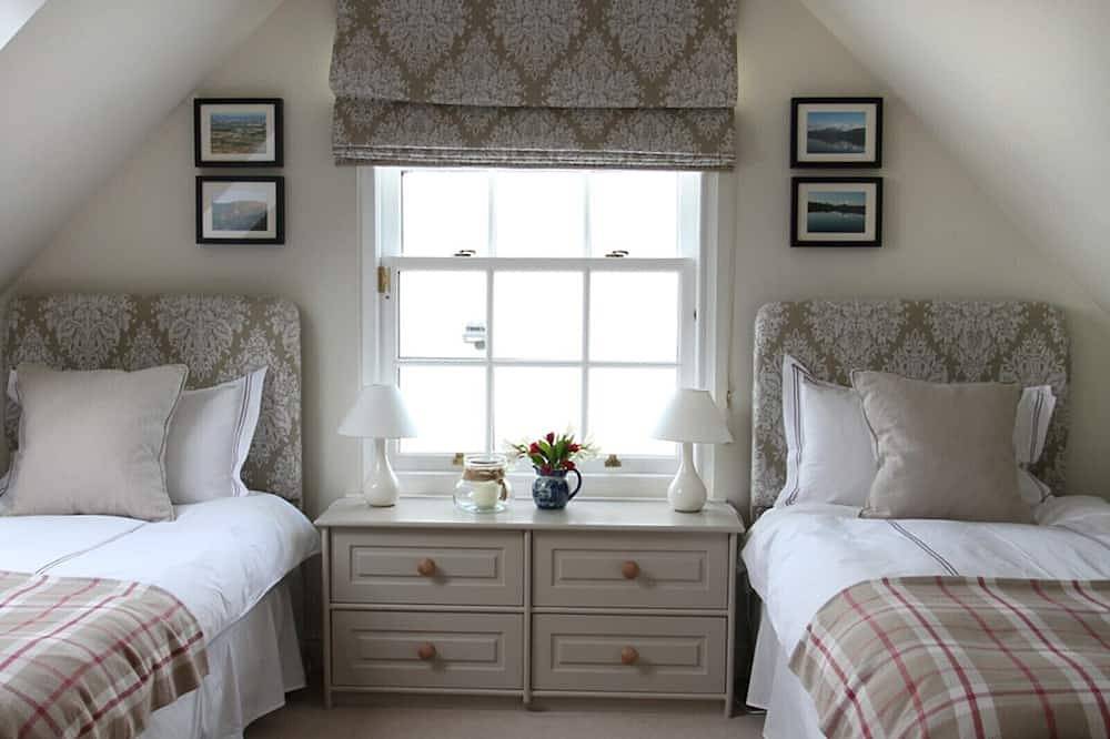 The Arns Cottage is a traditional stone built, cosy and luxurious retreat. in Perthshire