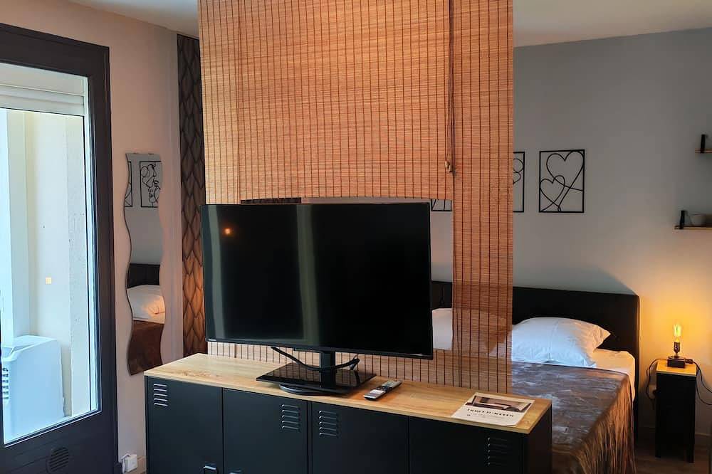 Apartamento entero, Large Studio - Closed Loggia - Shower - Air Conditioning - Bed 160 - Renovated in Amélie-les-Bains-Palalda, Costa mediterránea (Francia)