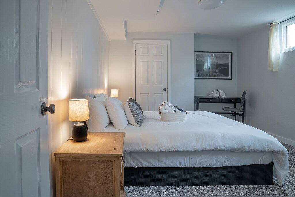 Private, Dog-friendly Suite w/ Hot Tub near Downtown Cos in Colorado Springs, El Paso County (CO)