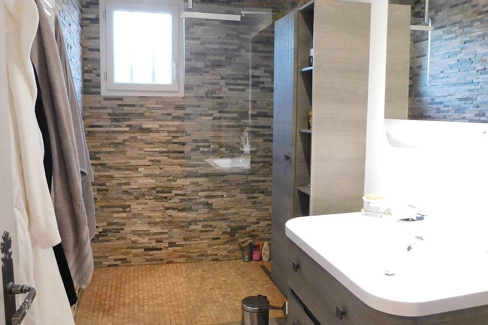 Charming bungalow with heated pool near Avignon in Verquières, Region de Arles