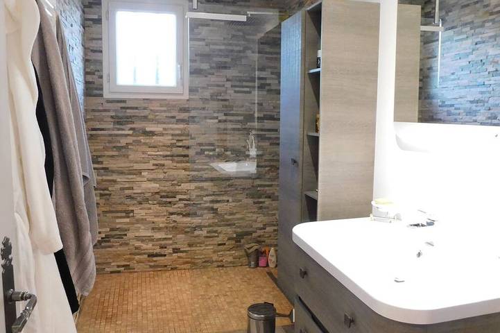 Charming bungalow with heated pool near Avignon in Verquières, Arles region