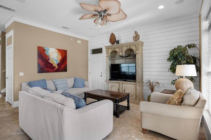 Vacation rental for 9 people, with pool and balcony as well as yard in Miramar Beach