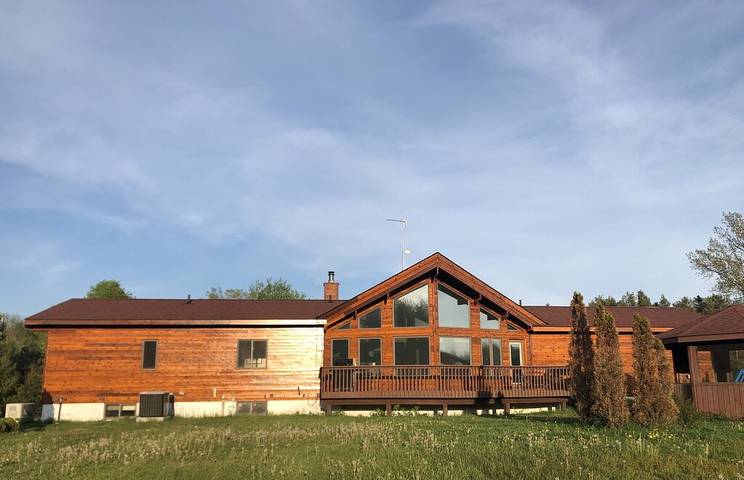 Cabin rentals and lodges for 10 people in Lake Ontario (Canada)