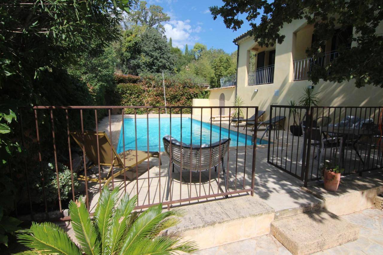 Double Room with Private Bathroom in Sauveterre, Région de Nîmes