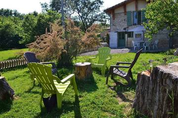 Gîte pour 4 personnes, avec terrasse ainsi que piscine et jardin à Cayriech