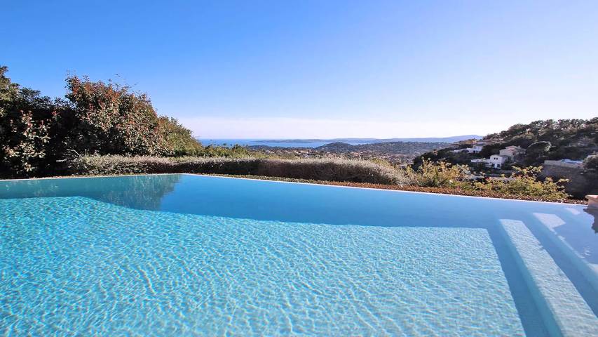 Location de vacances pour 10 personnes, avec piscine et terrasse ainsi que vue et jardin dans Golf Bluegreen Sainte-Maxime