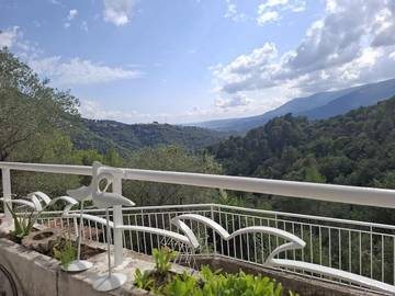 Gîte pour 6 personnes, avec terrasse et piscine ainsi que vue et jardin à Levens