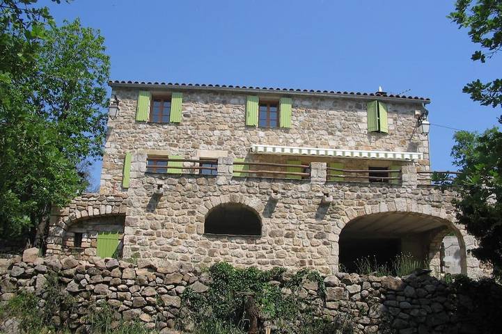 Location de vacances pour 5 personnes, avec jardin à Payzac (Ardèche)