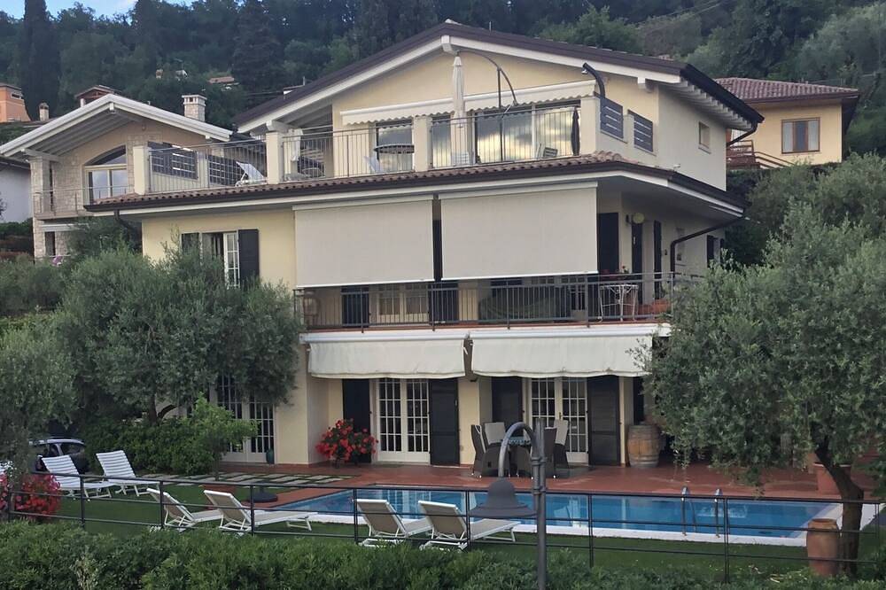 Appartement in villa uitzicht op het meer in Torri del Benaco, Garda Bergen