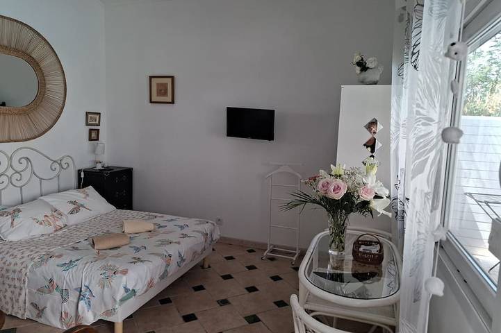 Apartamento entero, Pequeña casa de 30m2 para 2 personas en propiedad privada con piscina. in Saint-Aygulf, Frejus