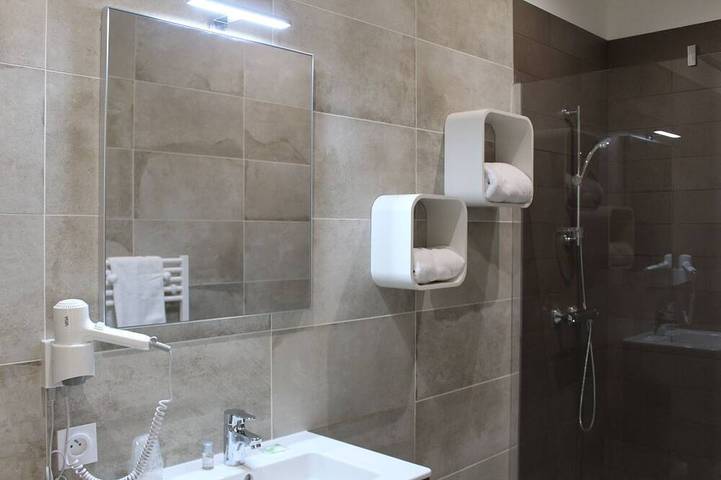 Gîte pour 4 personnes, avec Piscine à Les Tourrettes