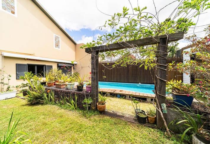 Gîte pour 8 personnes, avec piscine ainsi que terrasse et vue dans Trois Mares - 3