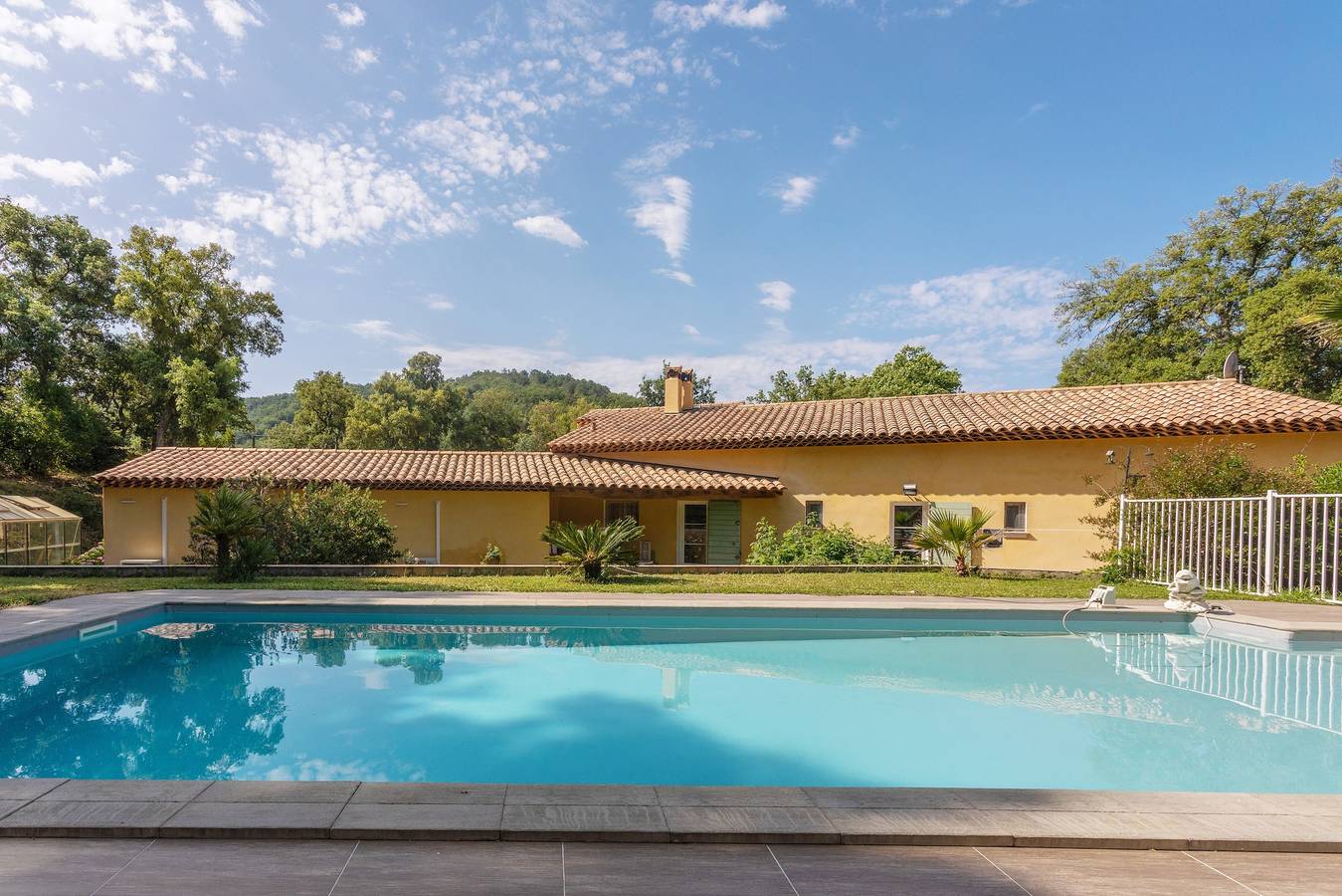 "Cigale" Room with Shared Pool, Wi-Fi, and Air Conditioning in Collobrières, Wybrzeże Morza Śródziemnego (Francja)
